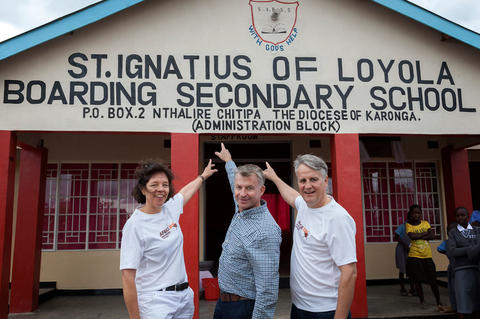Unterstützer der Umckaloabo-Stiftung vor der St. Ignatius School in Malawi